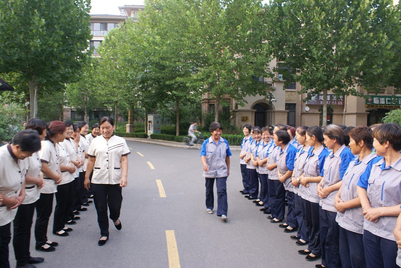 品質(zhì)提升丨金正物業(yè)開(kāi)展保潔技能、禮儀專題培訓(xùn)